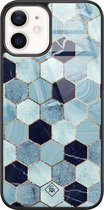 Casimoda® hoesje - Geschikt voor iPhone 12 - Blue Cubes - Luxe Hard Case Zwart - Backcover telefoonhoesje - Blauw