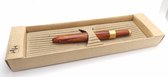 MISS LADY - Mini pen van rozenhout en verguld messing. MINISTAR vulling in een elegant eco-vriendelijk kartonnen doosje. Lengte van de pen gesloten 10,5 cm - open 13,5 - Ø 1,1 cm.