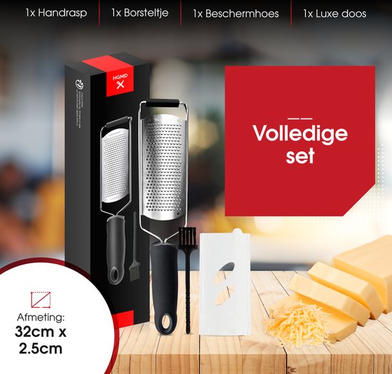 Ensemble comprenant une râpe en acier inoxydable avec manche noir, une petite brosse, une housse de protection et une boîte, avec des blocs de fromage à côté.