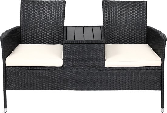 Zwarte polyrattan bank met crèmekleurige kussens, twee zitplaatsen en een centrale tafel.