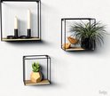 Drie vierkante wandrekken met houten plankjes, versierd met kaarsen, plantjes en decoratieve vogels.