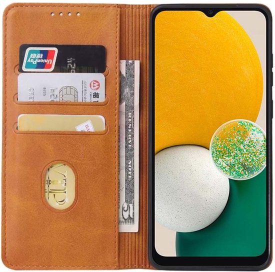 Bruin leren telefoonhoesje voor Samsung Galaxy A13 5G, opengeklapt met pashouders en een geldbiljet.