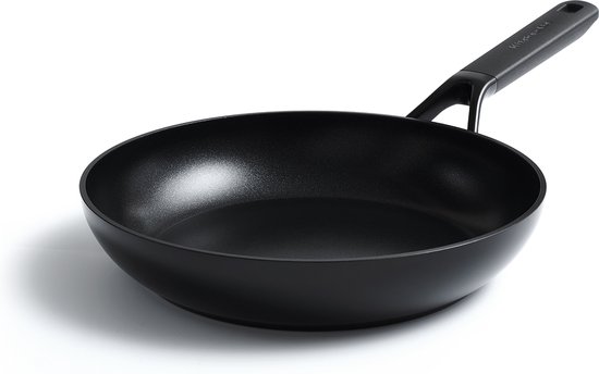 Poêle noire avec manche sur fond blanc.