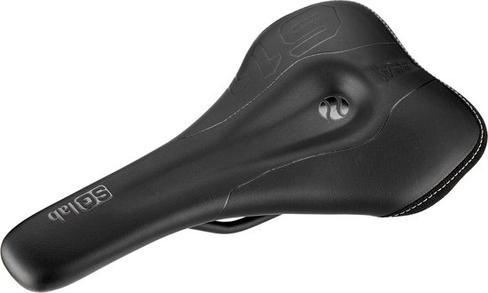 Zwart fietszadel, van links gezien, met 'SQlab' logo en witte stiksels.