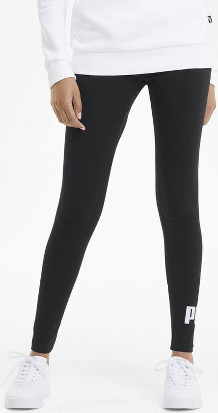 Dichtbij: zwarte PUMA legging met wit PUMA-logo op de linker broekspijp.