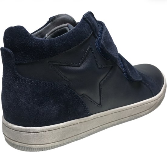 Donkerblauwe leren sneaker met suède achterkant, twee klittenbandsluitingen en een ster-print.