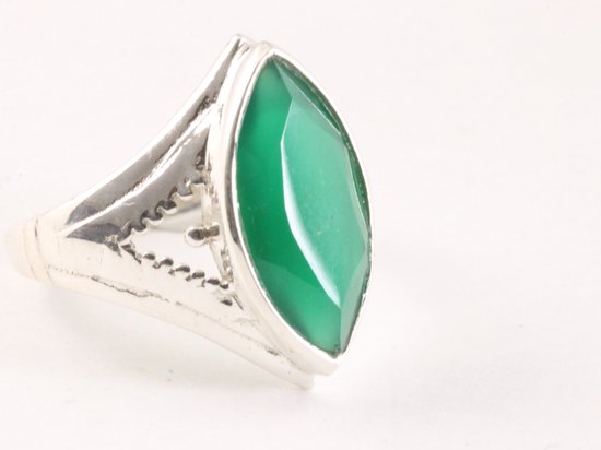 Opengewerkte zilveren ring met groene onyx - maat 17.5