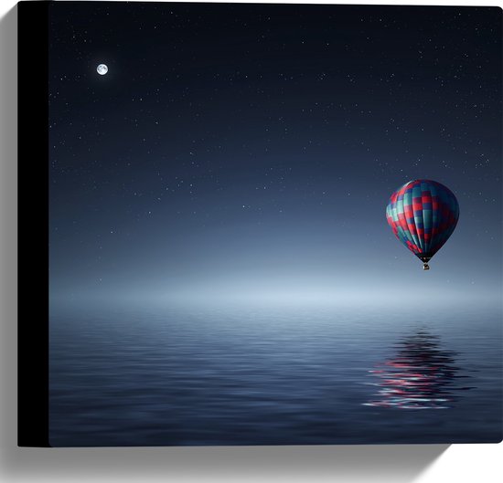 WallClassics - Canvas  - Laagzwevende Luchtballon boven Water in de Nacht - 30x30 cm Foto op Canvas Schilderij (Wanddecoratie op Canvas)