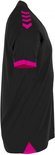Zij-aanzicht van een zwart sportshirt met roze pijlen op de schouders en manchetten.