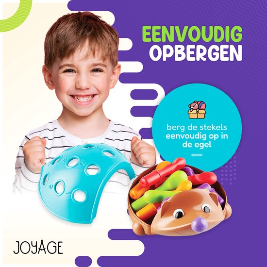 Een jongen met een glimlach houdt het blauwe rugschild van de speelgoed-egel vast. De stekels liggen in de egel.