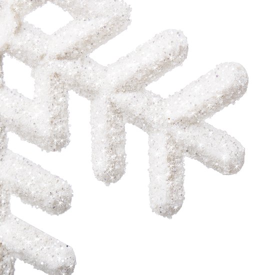 Detail van de witte, glitterende arm van een sneeuwvlok kersthanger.