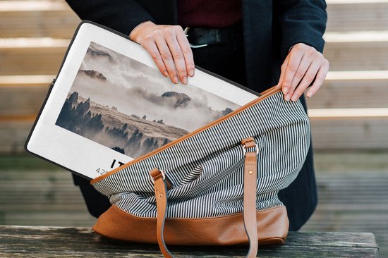 Laptophoes 14 inch - Italië - Dolomieten - Zomer - Mist - Laptop sleeve - Binnenmaat 33x23 cm - Zwarte achterkant
