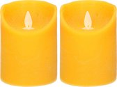 2x Oker gele LED kaarsen / stompkaarsen 10 cm - Luxe kaarsen op batterijen met bewegende vlam