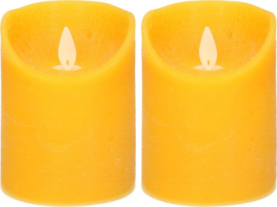 2x Oker gele LED kaarsen / stompkaarsen 10 cm - Luxe kaarsen op batterijen met bewegende vlam