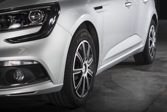 Zilverkleurige auto met velgen van aluminium met zwarte accenten.