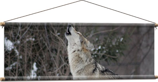 WallClassics - Textielposter - Huilende Wolf in de Sneeuw - 120x40 cm Foto op Textiel