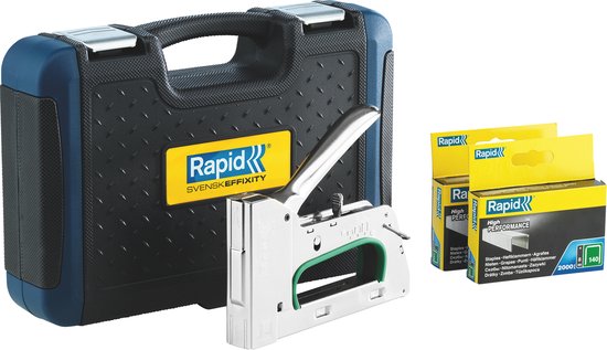 Zilverkleurige Rapid tacker, een zwarte koffer en twee doosjes nieten. Het Rapid logo is zichtbaar.