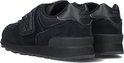 Zwarte New Balance sneaker, achterkant met klittenbandsluiting, logo 'N' en 'new balance' opdruk.