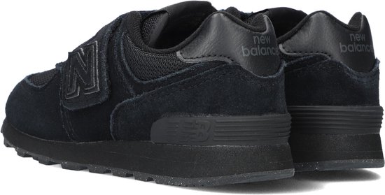 Zwarte New Balance sneaker, achterkant met klittenbandsluiting, logo 'N' en 'new balance' opdruk.