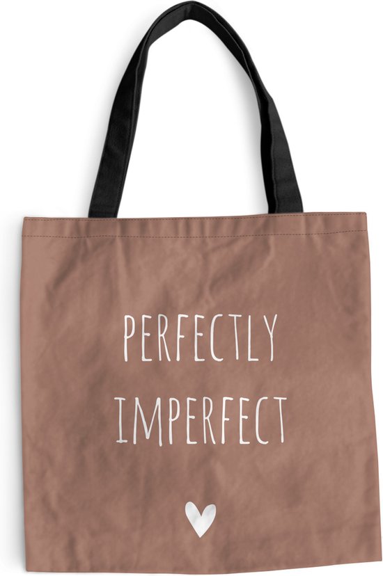 MuchoWow® Schoudertas - Strandtas - Big Shopper - Boodschappentas - Engelse quote "Perfectly imperfect" met een hartje op een bruine achtergrond - 45x45 cm - Katoenen tas