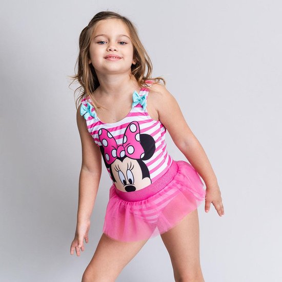 Meisje in roze gestreept badpak met tule rok en Minnie Mouse-print.