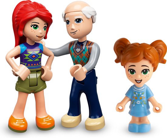 Drie LEGO Friends-figuren: vrouw met rood haar, oudere man en meisje met bruin haar.