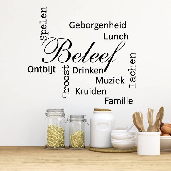 Sticker mural noir avec le texte 'Beleef' en grandes lettres calligraphiées, entouré de mots comme 'Spelen', 'Geborgenheid', 'Ontbijt', 'Troost', 'Drinken', 'Muziek', 'Kruiden', 'Familie', 'Lunch' et 'Lachen'.