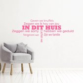 Muursticker In Dit Huis - Roze - 120 x 45 cm - woonkamer nederlandse teksten