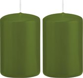 2x Olijfgroene cilinderkaarsen/stompkaarsen 5 x 8 cm 18 branduren - Geurloze kaarsen olijf groen - Woondecoraties