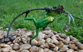 Tuinbeeld - bronzen beeld - 2 Gekleurde kikkers aan twijg / groen - Bronzartes - 21 cm hoog