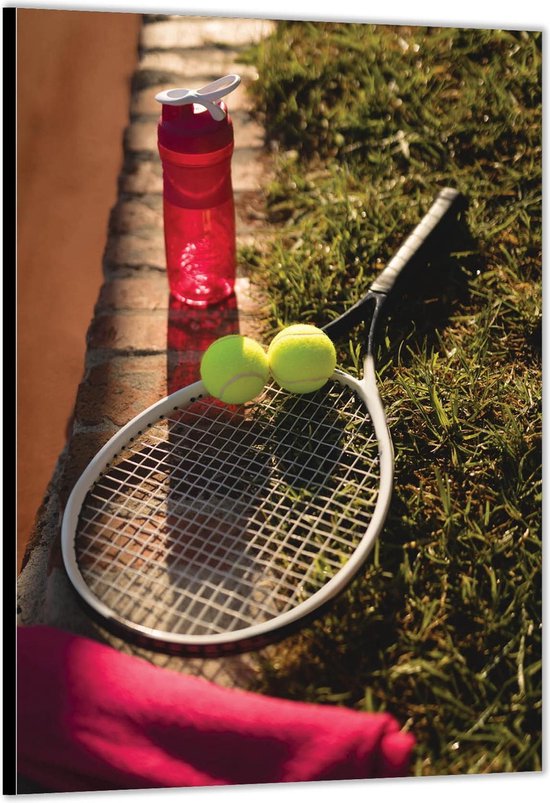 Dibond –Tennisracket met Ballen en Waterfles– 60x90 Foto op Aluminium (Wanddecoratie van metaal)