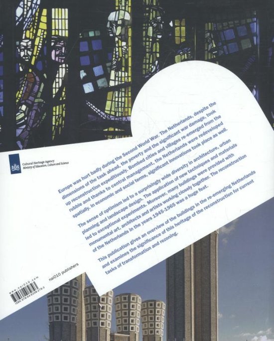 Achterkant van een boek met tekst over de wederopbouw na de Tweede Wereldoorlog in Nederland. Betonstructuren en glas-in-lood.