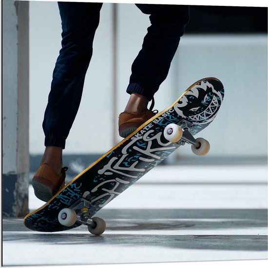 Dibond - Skateboarden met Gele Schoenen - 80x80cm Foto op Aluminium (Wanddecoratie van metaal)