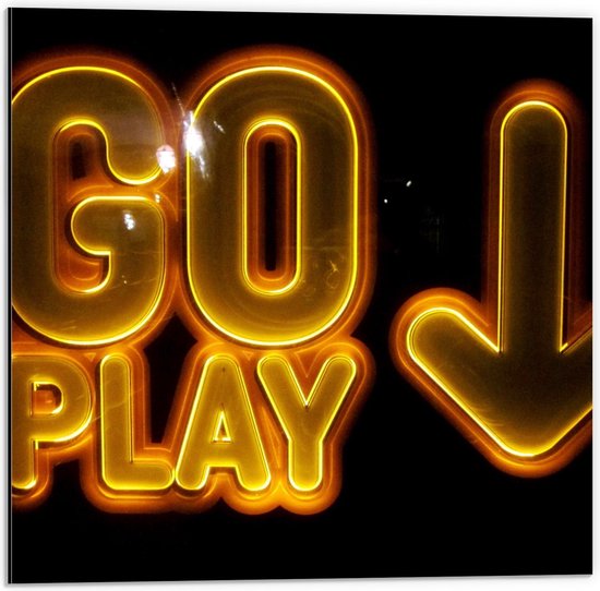 Dibond - Gele Letters ''Go Play''  - 50x50cm Foto op Aluminium (Met Ophangsysteem)