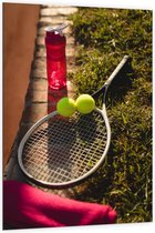 Dibond - Tennisracket met Ballen en Waterfles - 100x150cm Foto op Aluminium (Met Ophangsysteem)