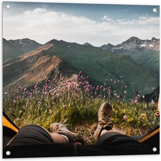 Tuinposter – Uizicht op de Bergen in een Tent - 80x80cm Foto op Tuinposter  (wanddecoratie voor buiten en binnen)