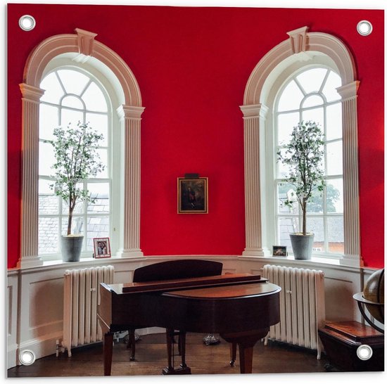 Tuinposter – Bruine Piano bij Rode Muur - 50x50cm Foto op Tuinposter  (wanddecoratie voor buiten en binnen)