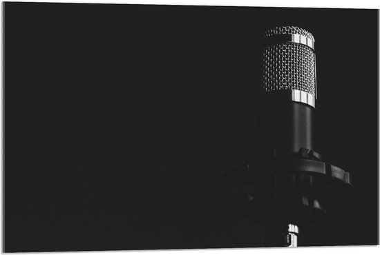 Acrylglas - Zwarte Microfoon op Zwarte Achtergrond - 90x60cm Foto op Acrylglas (Met Ophangsysteem)