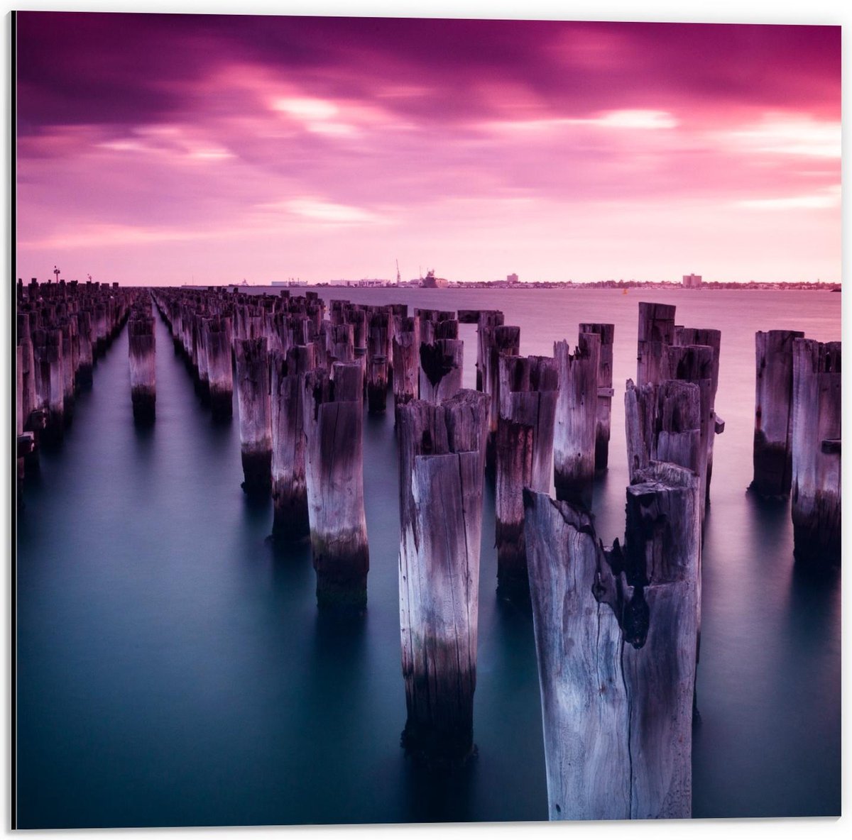 Dibond - Houten Palen in de Zee met een Mooie Zonsondergang - 50x50cm Foto op Aluminium (W