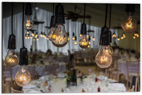 Dibond - Hangende Lampen in Restaurant - 60x40cm Foto op Aluminium (Wanddecoratie van metaal)