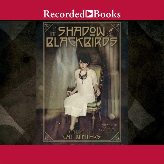 Une femme en robe blanche avec des lunettes sur la tête, assise dans un fauteuil. Le titre "In the Shadow of Blackbirds" est centré.