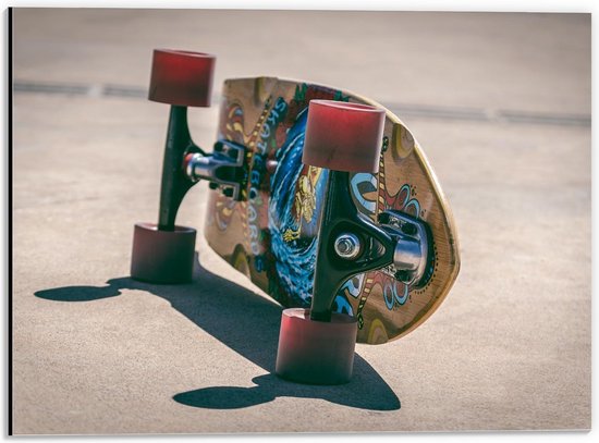Dibond - Mooi Geschilderd Skatebord aan de Onderkant - 40x30cm Foto op Aluminium (Wanddecoratie van metaal)