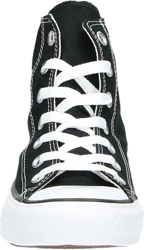 Zwarte hoge Converse sneakers met dikke witte zool en witte veters.