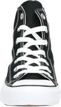 Zwarte hoge Converse sneakers met dikke witte zool en witte veters.