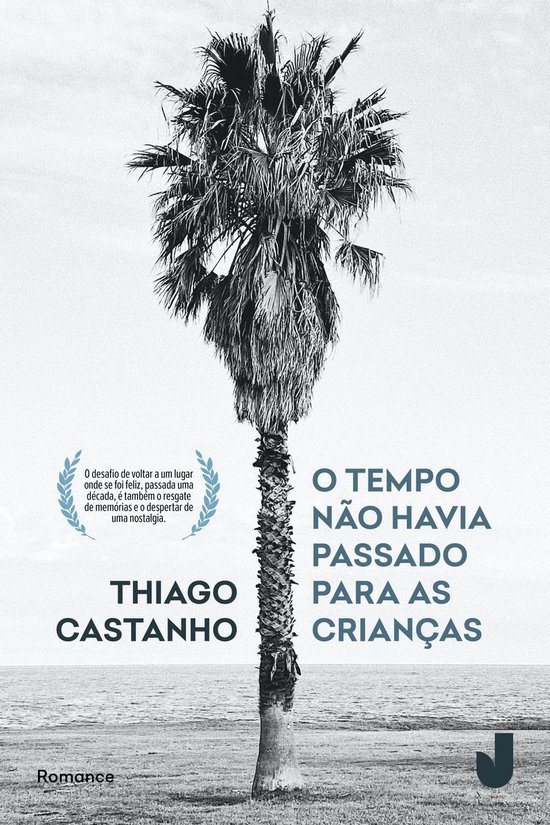 Couverture de livre en noir et blanc avec un palmier sur la plage et le titre : O tempo não havia passado para as crianças.