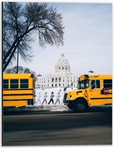 Dibond - Gele Schoolbussen bij Paleis - 30x40cm Foto op Aluminium (Wanddecoratie van metaal)