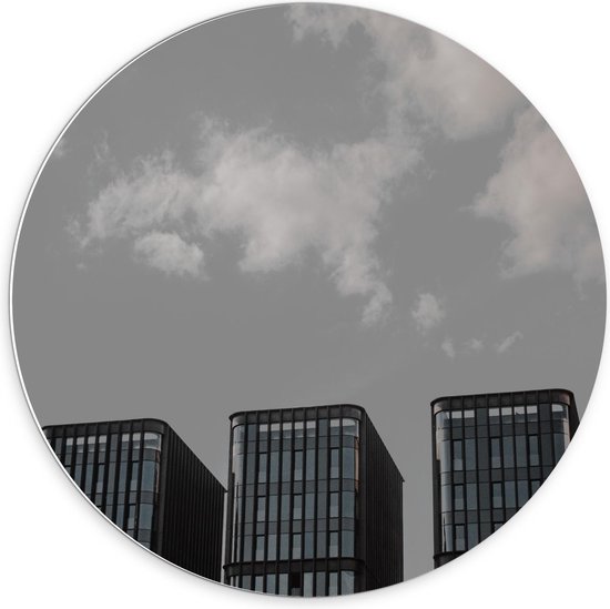 Forex Wandcirkel - Drie Flatgebouwen met Wolken - 70x70cm Foto op Wandcirkel (met ophangsysteem)