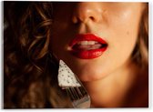 Acrylglas - Etende Dame met Rode Lippen - 40x30cm Foto op Acrylglas (Wanddecoratie op Acrylglas)