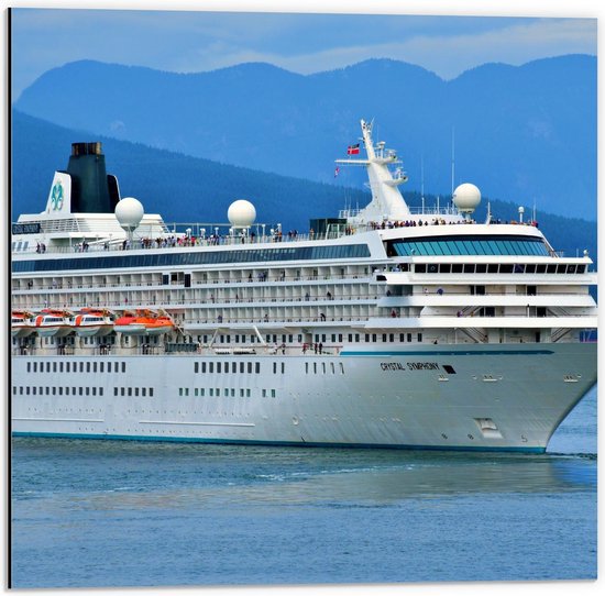 Dibond - Groot Cruiseschip Op de Blauwe Zee Met Bergen Op de Achtergrond - 50x50cm Foto op Aluminium (Wanddecoratie van metaal)