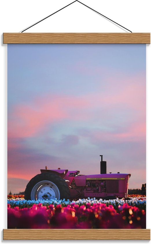 Schoolplaat – Roze Tractor Tijdens een Mooie Zonsondergang - 30x40cm Foto op Textielposter (Wanddecoratie op Schoolplaat)